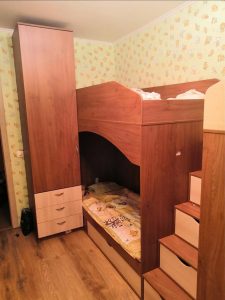 Мебель для детской на заказ - 2-х ярусная кровать для детей, шкаф и полки в виде лестницы на второй ярус