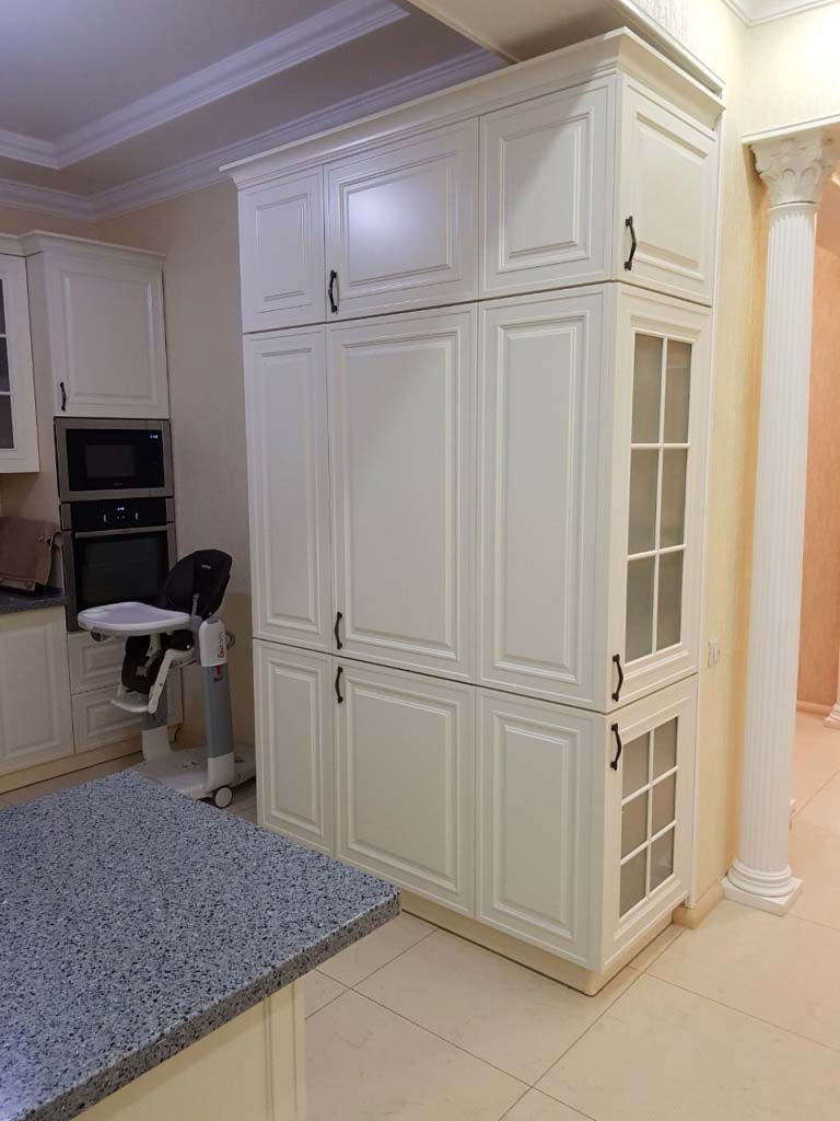 Высокий напольный кухонный шкаф, отдельно стоящий, в комплекте мебели для кухни