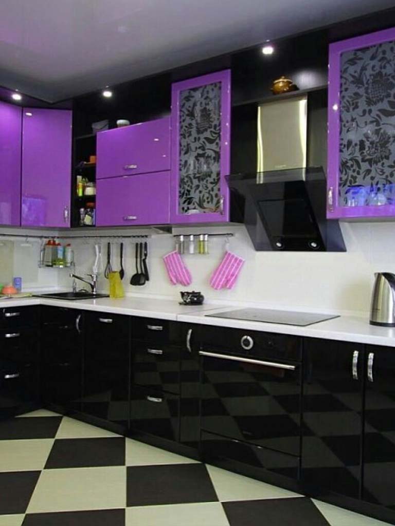 Черная с белым и фиолетовым - яркий контраст мебели для кухни.
