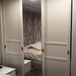 Шкаф-купе в спальню в классическом стиле с зеркалом на заказ
