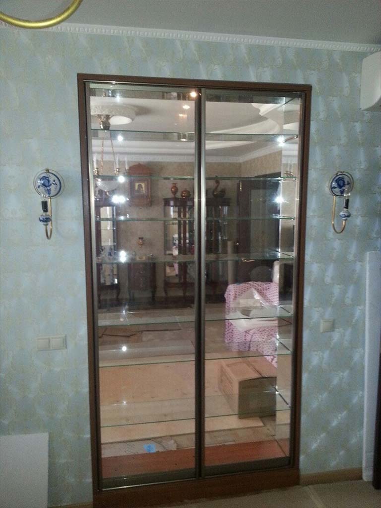 Шкаф-витрина со стеклянными полками и зеркалом внутри, распашные двери из стекла