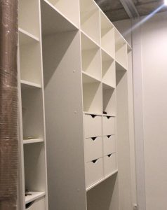 Длинный узкий шкаф в гардеробной комнате из коридора.