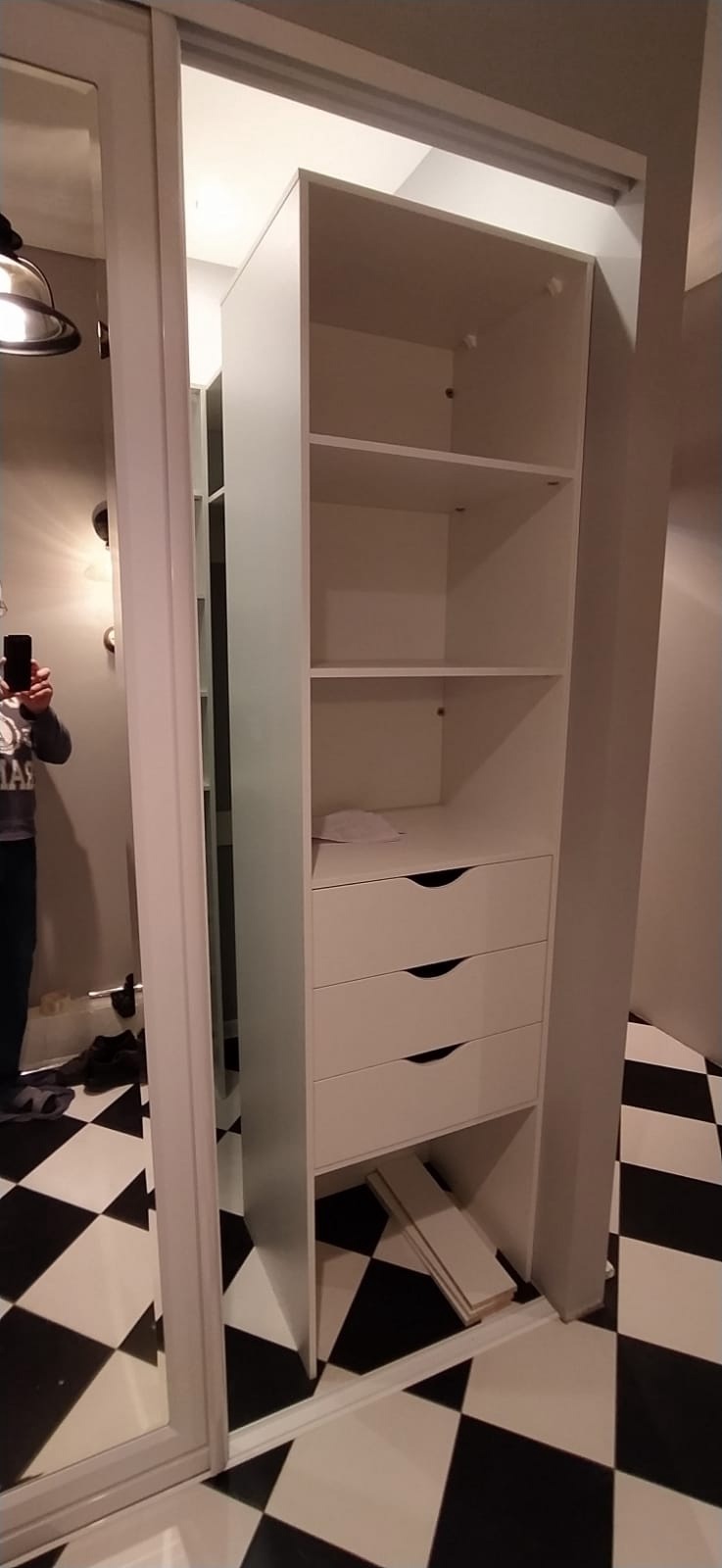 Наполнение в шкафу-купе для прихожей как у гардеробной комнаты.