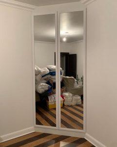 Двери с зеркалом, встроенные в угол комнаты - это шкаф!