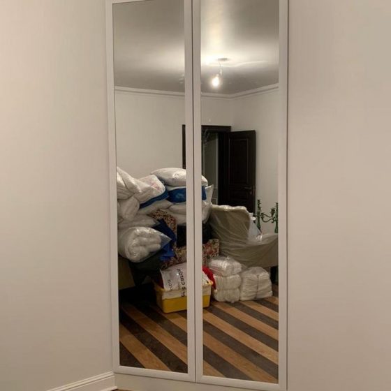 Двери с зеркалом, встроенные в угол комнаты - это шкаф!