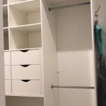 Наполнение шкафа в узкой гардеробной - полки, ящики, штанги.