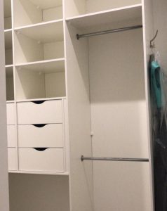 Наполнение шкафа в узкой гардеробной - полки, ящики, штанги.