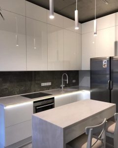 Белая кухня с светодиодной подсветкой