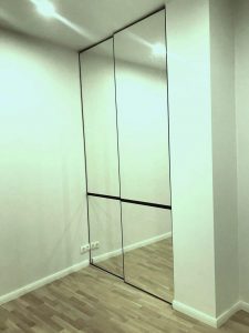 Зеркальный шкаф-купе от пола до потолка