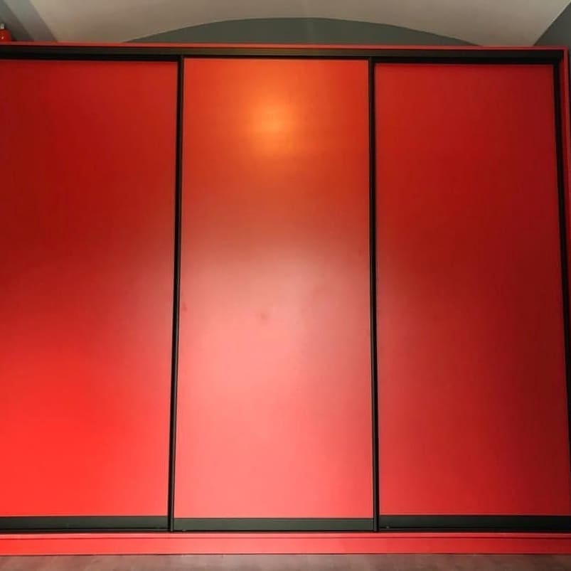 Красный шкаф-купе 3 двери.