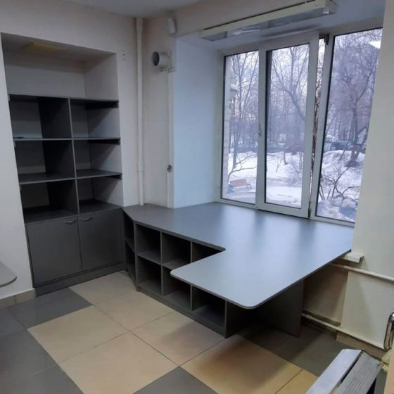 Угловой офисный стол с тумбой + встроенный в нишу шкаф-стеллаж для офиса.