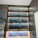 Встроенный шкаф в санузел с затемненным стеклом