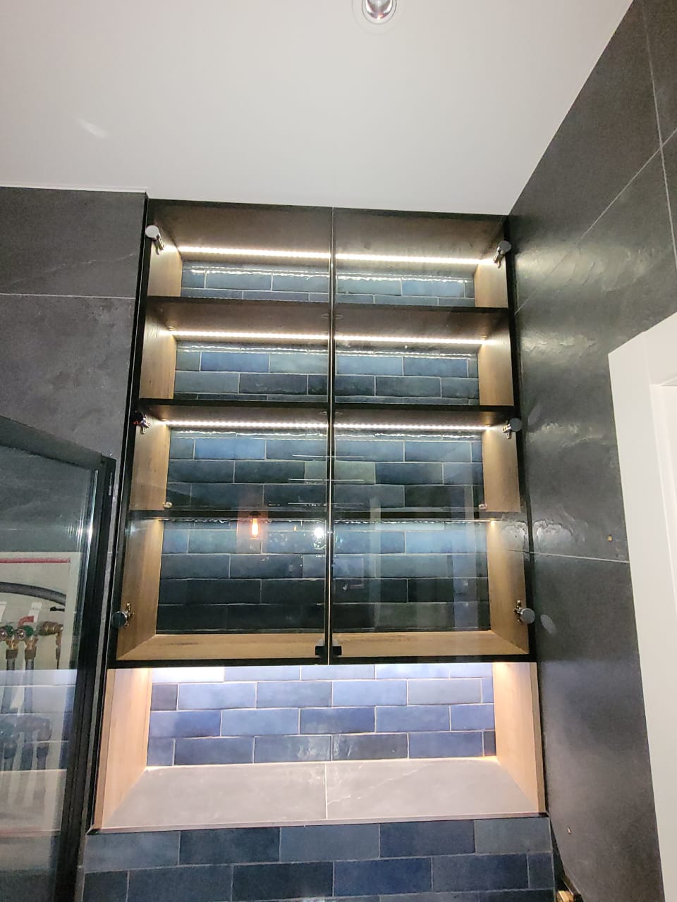 Встроенный шкаф в санузел с затемненным стеклом
