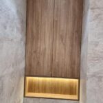 Встроенный шкаф в туалете за унитазом (над инсталляцией)