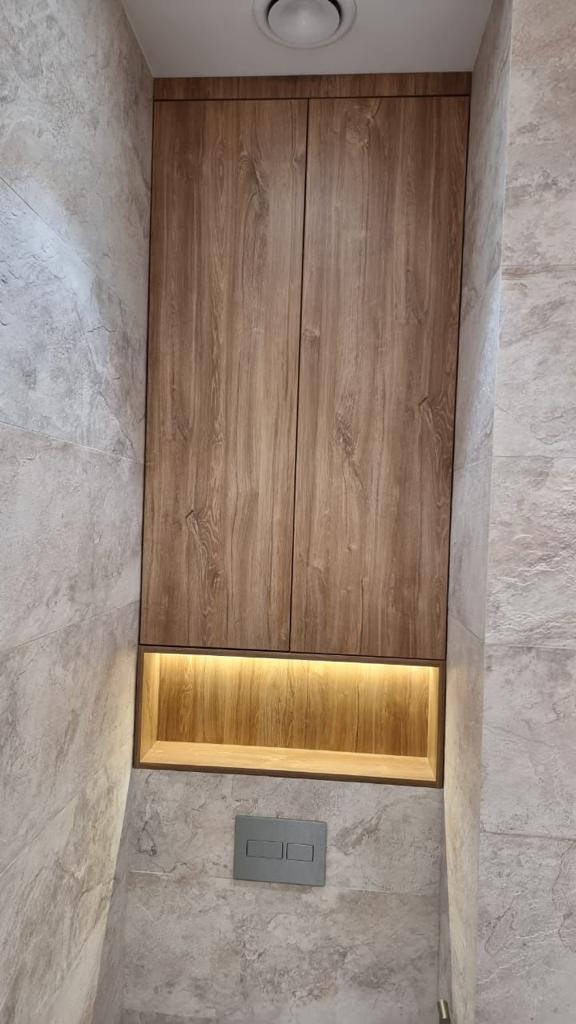 Встроенный шкаф в туалете за унитазом (над инсталляцией)