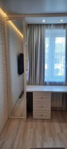 Стеллаж с зеркалом + письменный стол в спальню на заказ