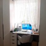 Фото - Письменный стол вдоль окна в спальне