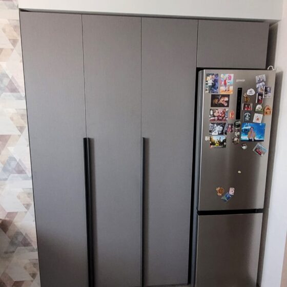 Фото - распашной шкаф для кухни с холодильником.