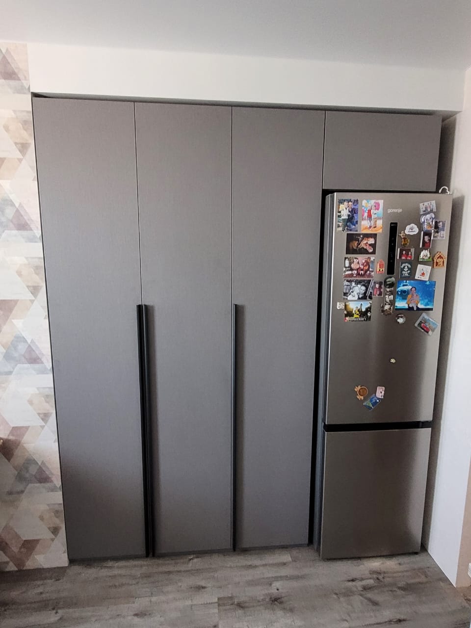 Фото - распашной шкаф для кухни с холодильником.